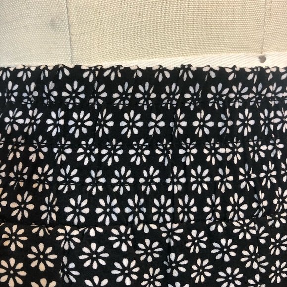 Like New High Rise graphic white daisy on black Joggers pants pull on size xmall - Picture 4 of 10